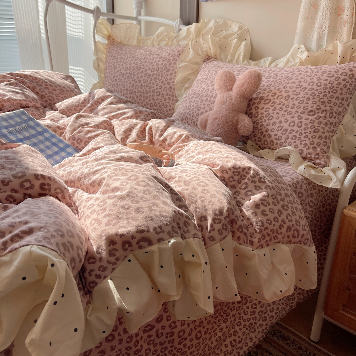 91家纺网 家纺一手货源 找家纺 摩妮卡 2026春夏新款韩版公主风花边亲肤棉水洗棉印花四件套 奶油粉豹纹