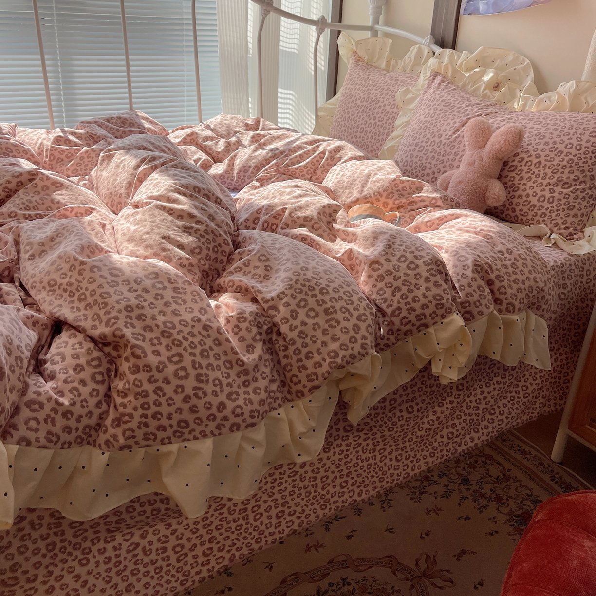 91家纺网 家纺一手货源 找家纺 摩妮卡 2026春夏新款韩版公主风花边亲肤棉水洗棉印花四件套 奶油粉豹纹