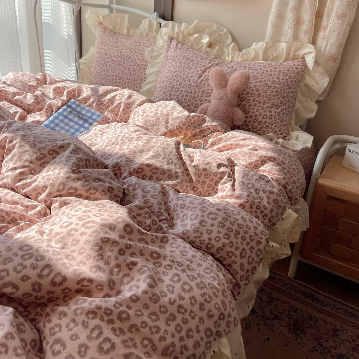 91家纺网 家纺一手货源 找家纺 摩妮卡 2026春夏新款韩版公主风花边亲肤棉水洗棉印花四件套 奶油粉豹纹