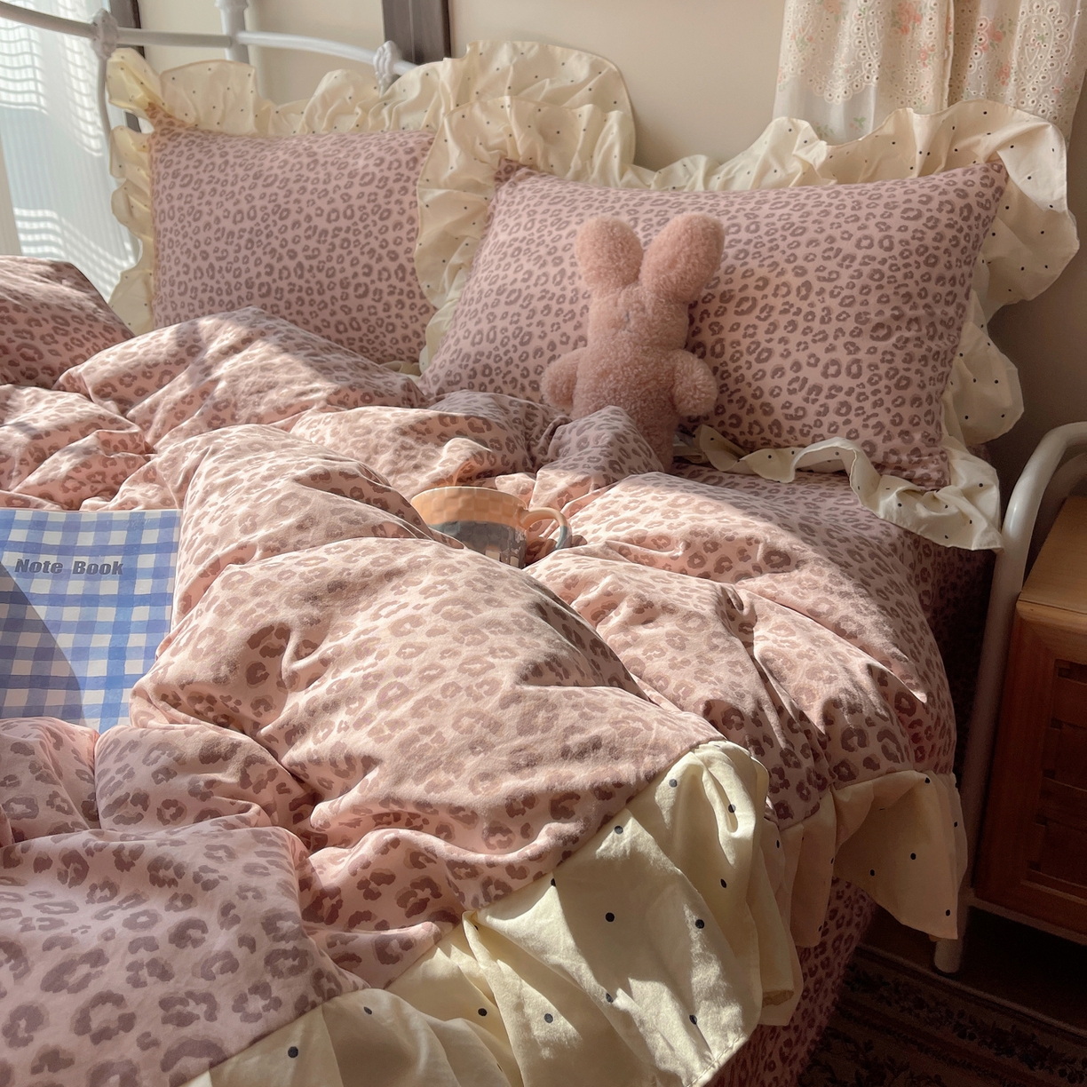 91家纺网 家纺一手货源 找家纺 摩妮卡 2026春夏新款韩版公主风花边亲肤棉水洗棉印花四件套 奶油粉豹纹