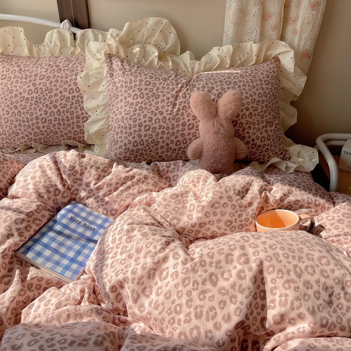 91家纺网 家纺一手货源 找家纺 摩妮卡 2026春夏新款韩版公主风花边亲肤棉水洗棉印花四件套 奶油粉豹纹