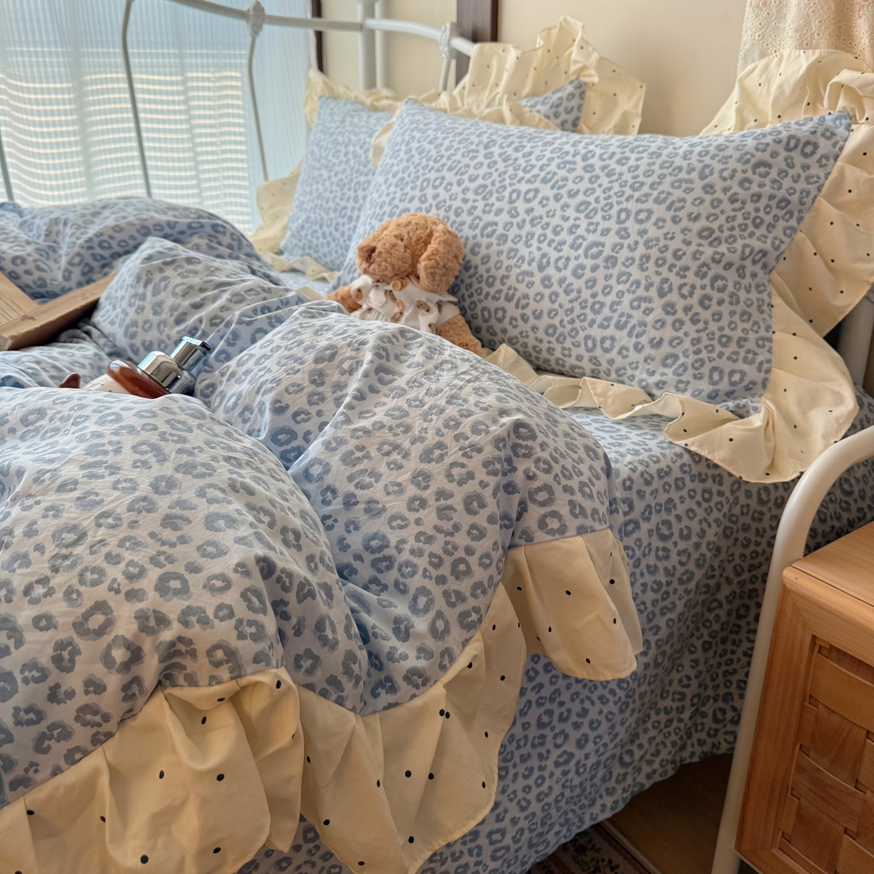 91家纺网 家纺一手货源 找家纺 摩妮卡 2026春夏新款韩版公主风花边亲肤棉水洗棉印花四件套 海盐蓝豹纹