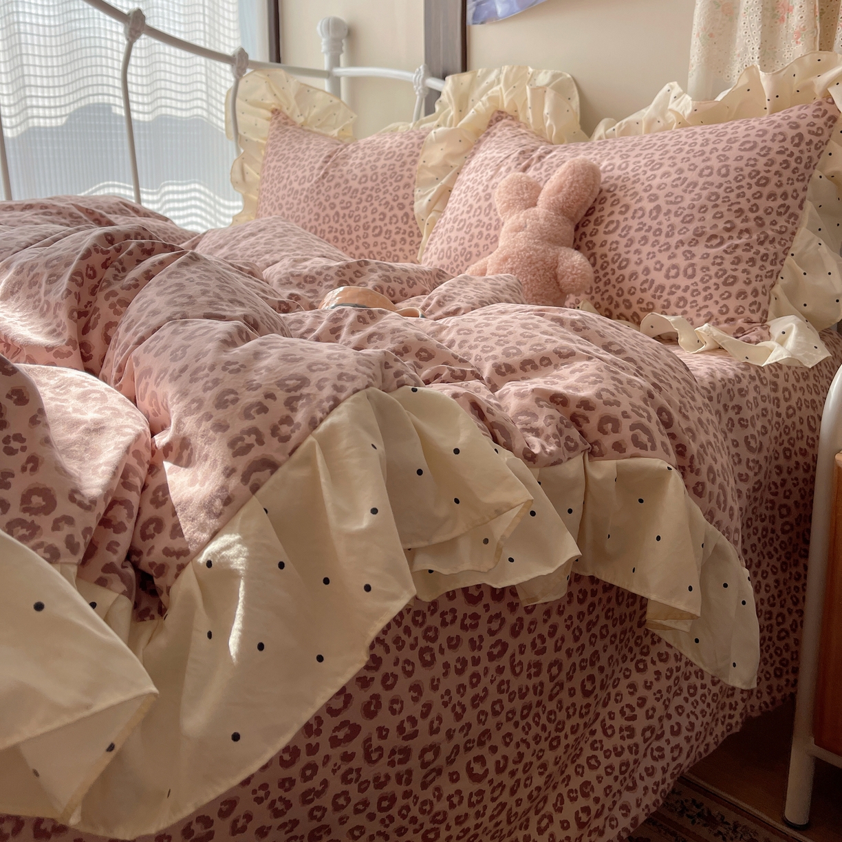 91家纺网 家纺一手货源 找家纺 摩妮卡 2026春夏新款韩版公主风花边亲肤棉水洗棉印花四件套 奶油粉豹纹