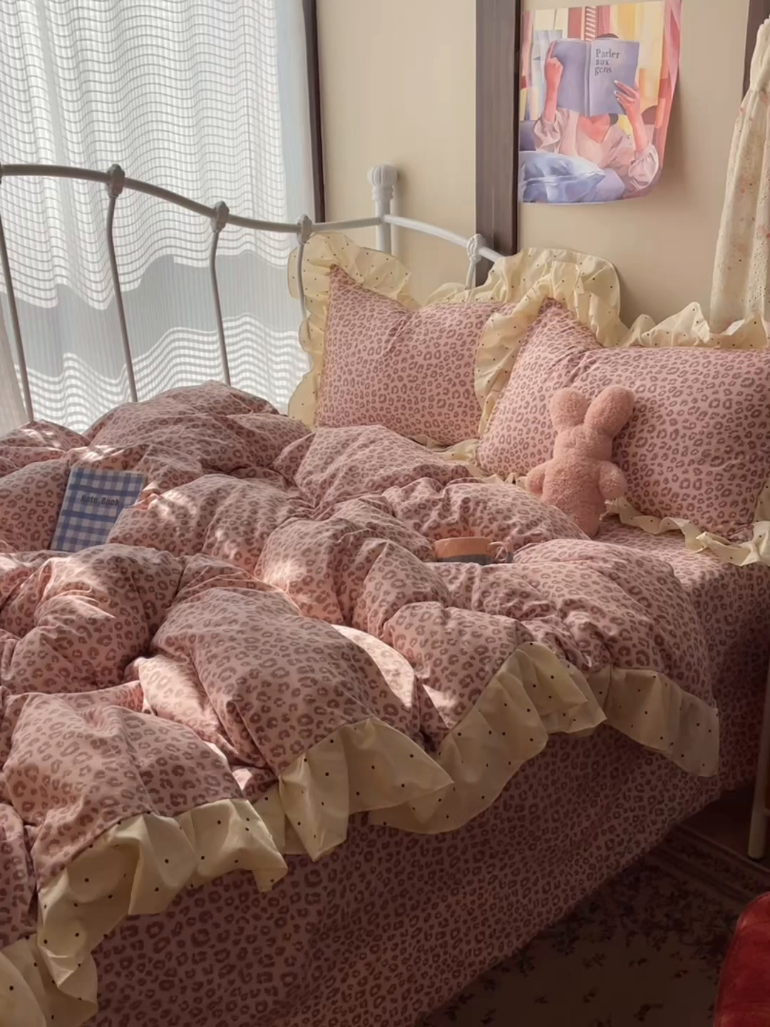 91家纺网 家纺一手货源 找家纺 摩妮卡 2026春夏新款韩版公主风花边亲肤棉水洗棉印花四件套 奶油粉豹纹