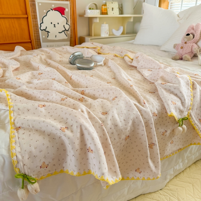 91家纺网 家纺一手货源 找家纺 潮邦创意家居 2026新A类全棉双层纱三角针四角郁金香吊坠盖毯—郁金纱语系列【含A类检测报告】 春日鸭语