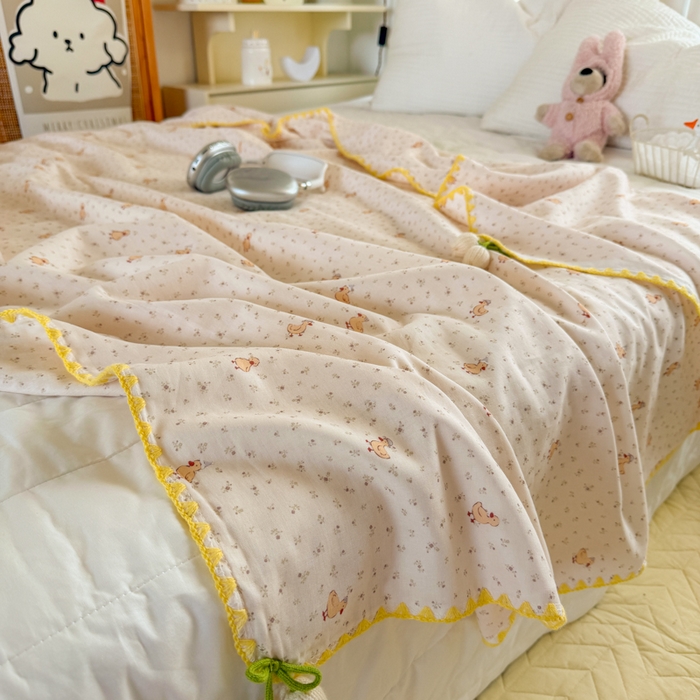 91家纺网 家纺一手货源 找家纺 潮邦创意家居 2026新A类全棉双层纱三角针四角郁金香吊坠盖毯—郁金纱语系列【含A类检测报告】 春日鸭语