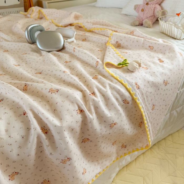 91家纺网 家纺一手货源 找家纺 潮邦创意家居 2026新A类全棉双层纱三角针四角郁金香吊坠盖毯—郁金纱语系列【含A类检测报告】 春日鸭语