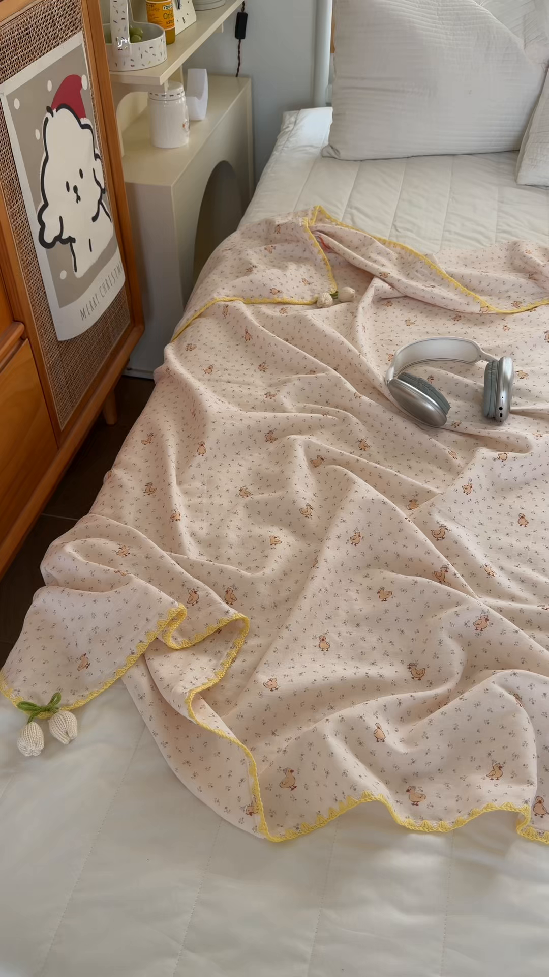 91家纺网 家纺一手货源 找家纺 潮邦创意家居 2026新A类全棉双层纱三角针四角郁金香吊坠盖毯—郁金纱语系列【含A类检测报告】 春日鸭语