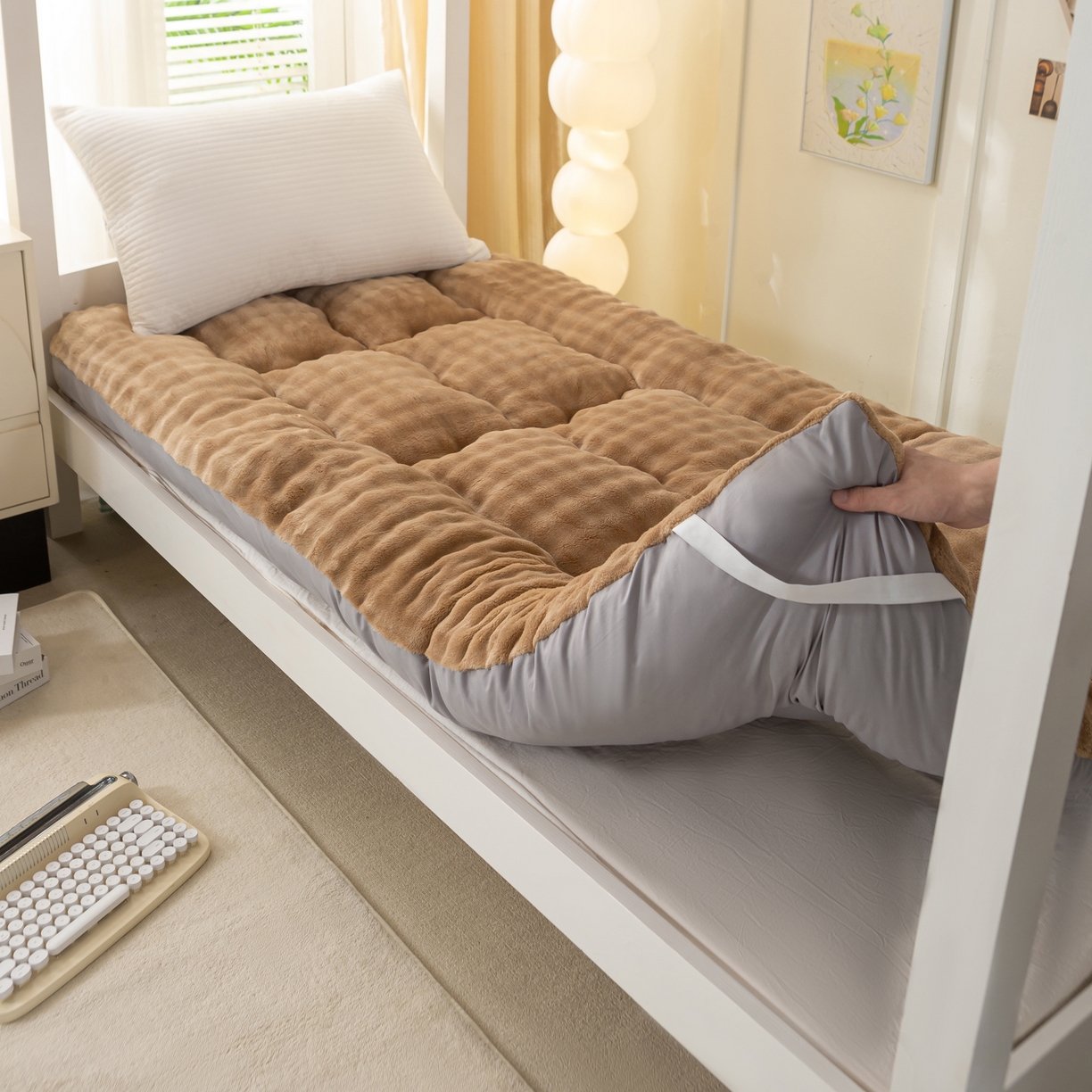 91家纺网 家纺一手货源 找家纺 蕾诺家纺 2026新款高克重牛奶兔毛绒学生通用保暖床垫 摩卡