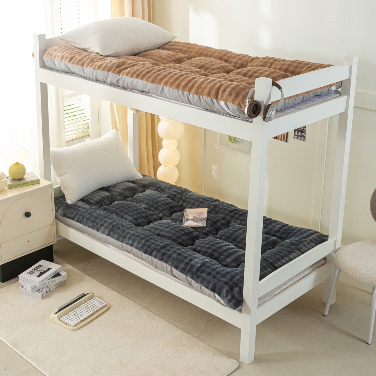 91家纺网 家纺一手货源 找家纺 蕾诺家纺 2026新款高克重牛奶兔毛绒学生通用保暖床垫 墨灰