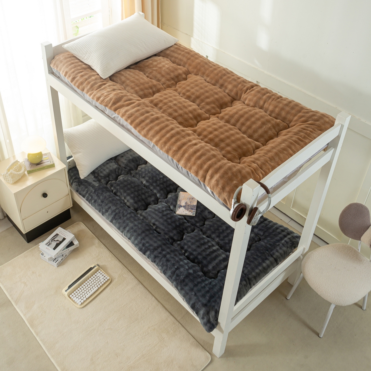 91家纺网 家纺一手货源 找家纺 蕾诺家纺 2026新款高克重牛奶兔毛绒学生通用保暖床垫 墨灰