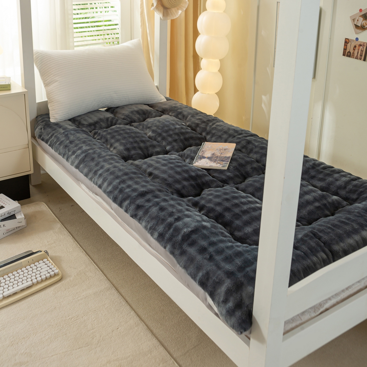 91家纺网 家纺一手货源 找家纺 蕾诺家纺 2026新款高克重牛奶兔毛绒学生通用保暖床垫 墨灰