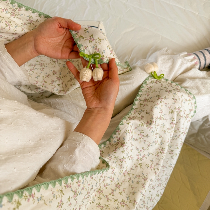 91家纺网 家纺一手货源 找家纺 潮邦创意家居 2026新A类全棉双层纱三角针四角郁金香吊坠盖毯—郁金纱语系列【含A类检测报告】 春上枝芽