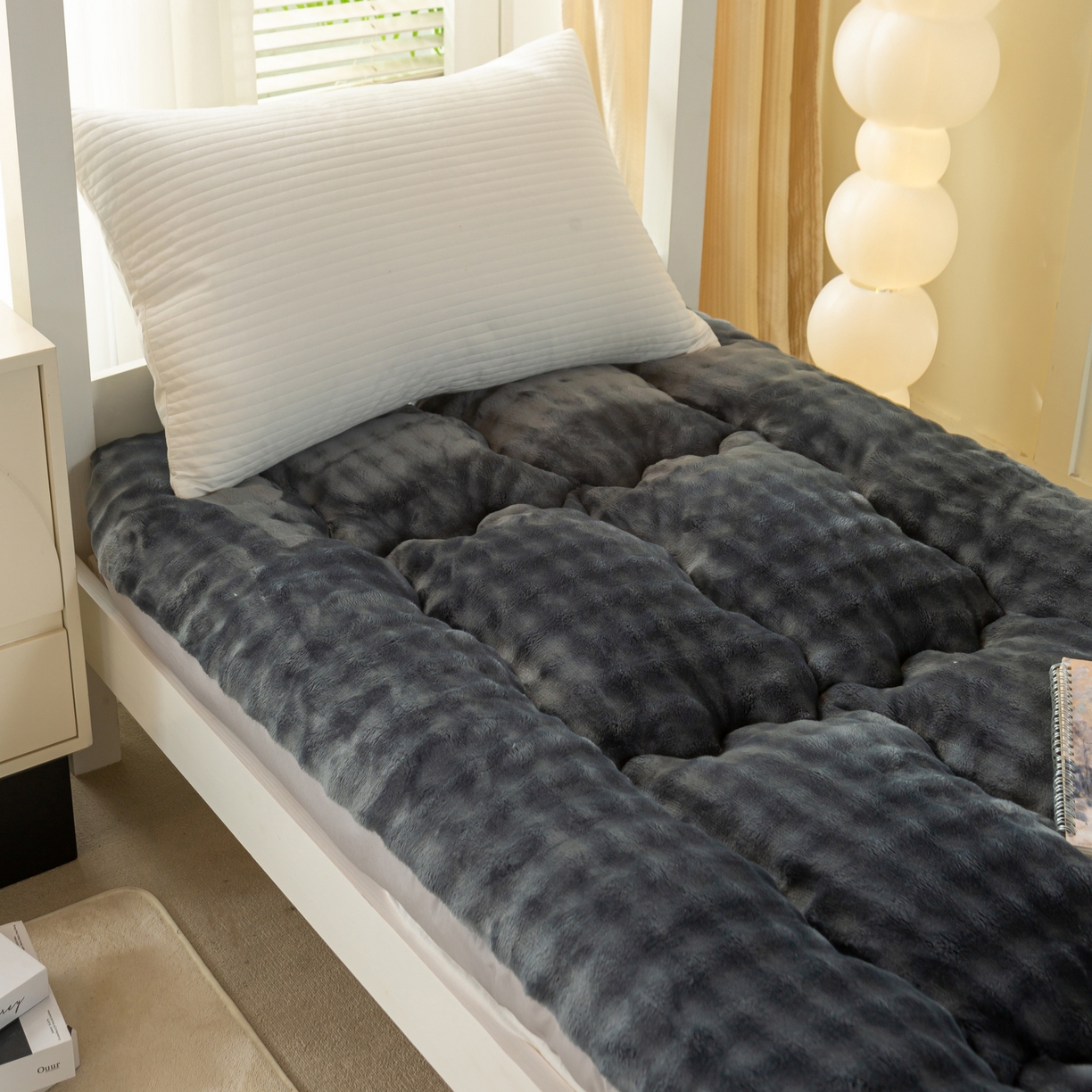 91家纺网 家纺一手货源 找家纺 蕾诺家纺 2026新款高克重牛奶兔毛绒学生通用保暖床垫 墨灰