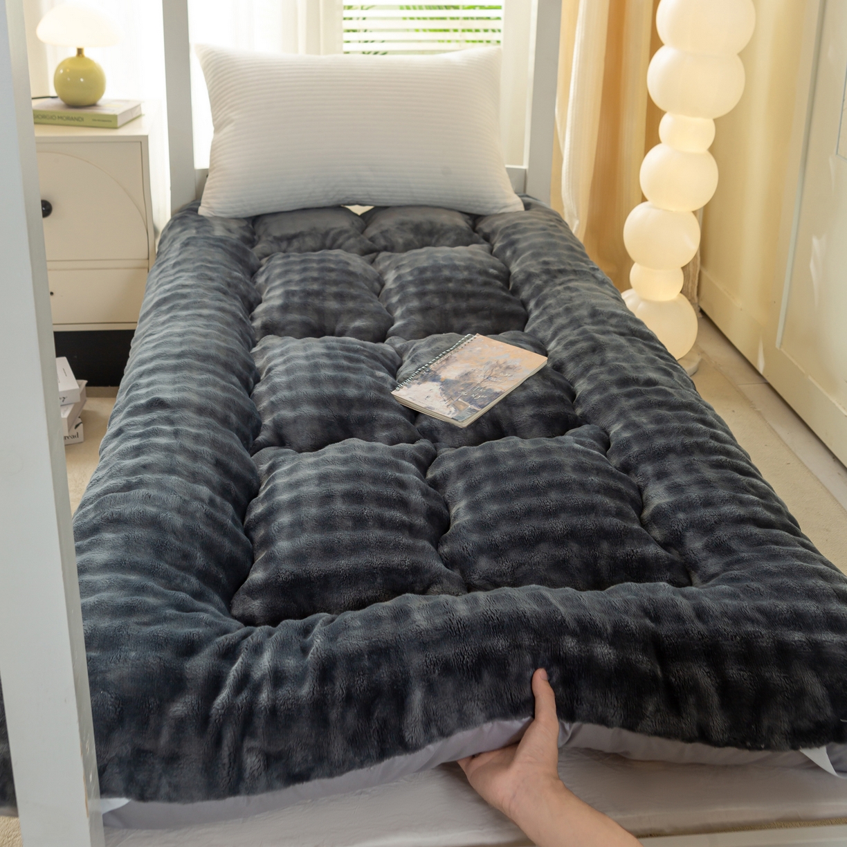 91家纺网 家纺一手货源 找家纺 蕾诺家纺 2026新款高克重牛奶兔毛绒学生通用保暖床垫 墨灰