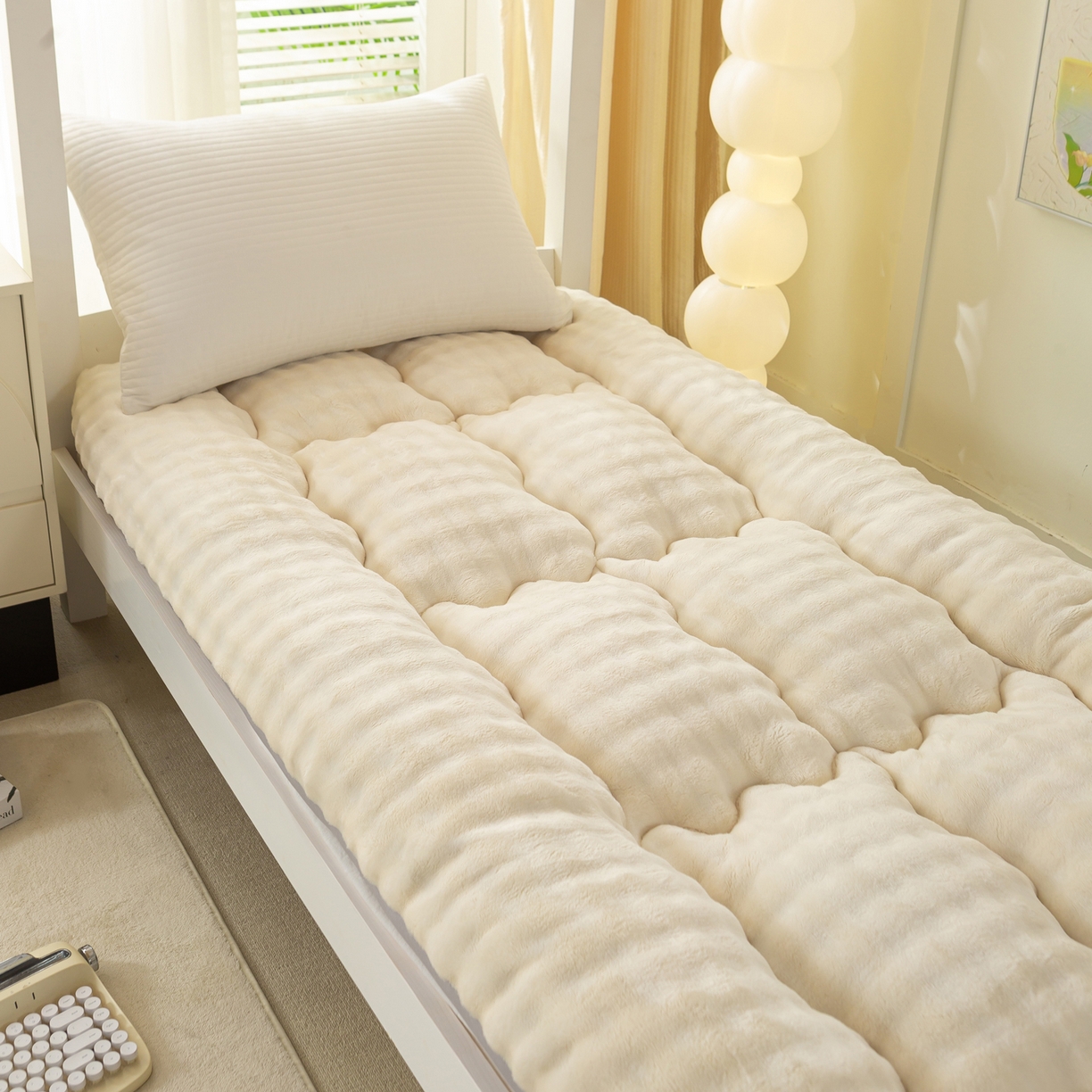 91家纺网 家纺一手货源 找家纺 蕾诺家纺 2026新款高克重牛奶兔毛绒学生通用保暖床垫 奶白