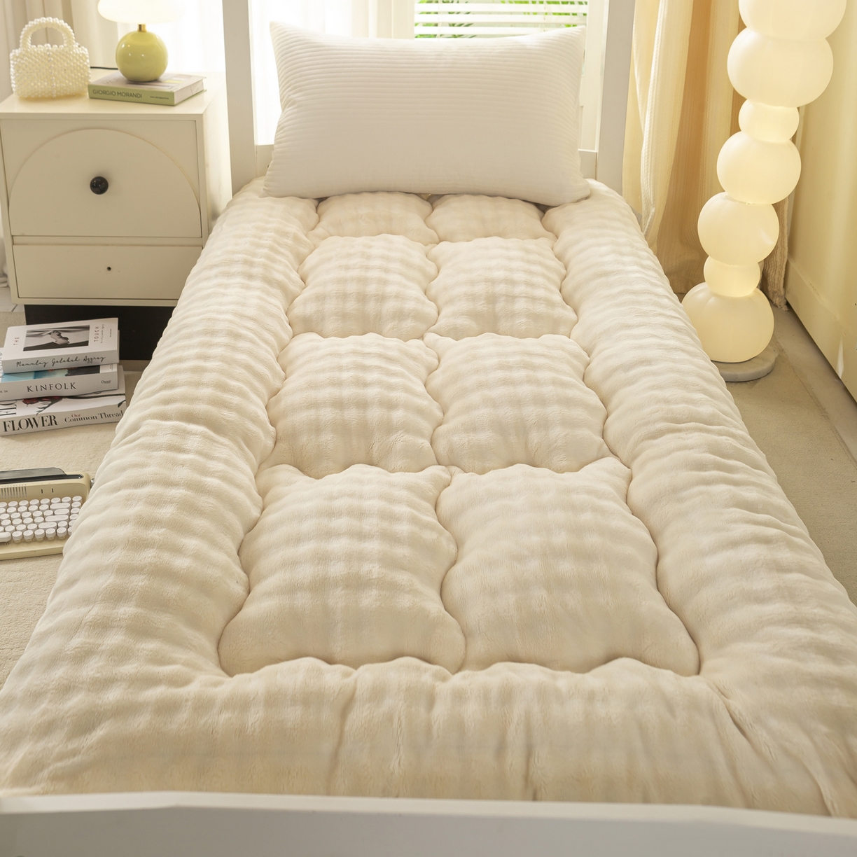 91家纺网 家纺一手货源 找家纺 蕾诺家纺 2026新款高克重牛奶兔毛绒学生通用保暖床垫 奶白