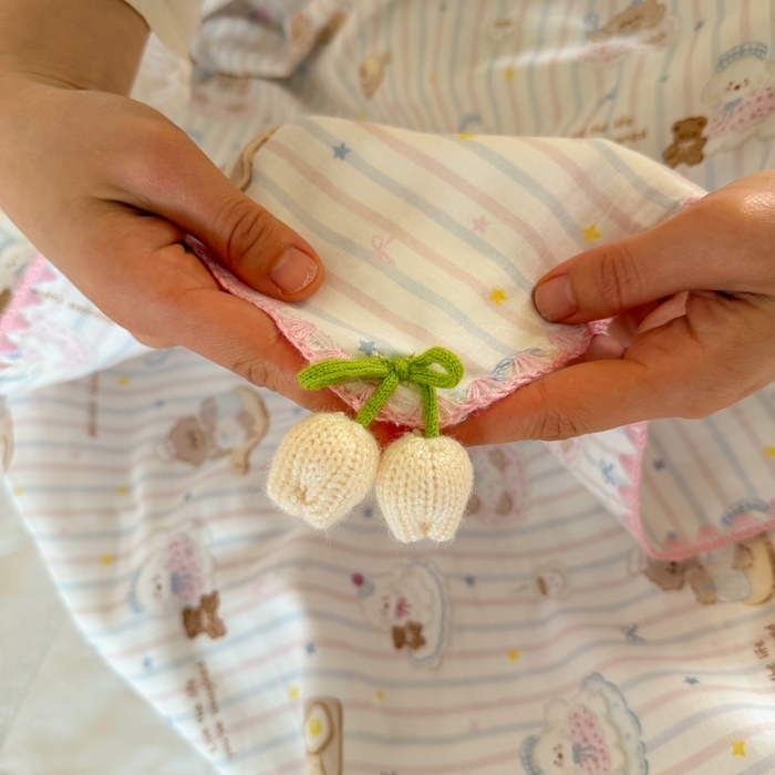 91家纺网 家纺一手货源 找家纺 潮邦创意家居 2026新A类全棉双层纱三角针四角郁金香吊坠盖毯—郁金纱语系列【含A类检测报告】 蛋糕狗