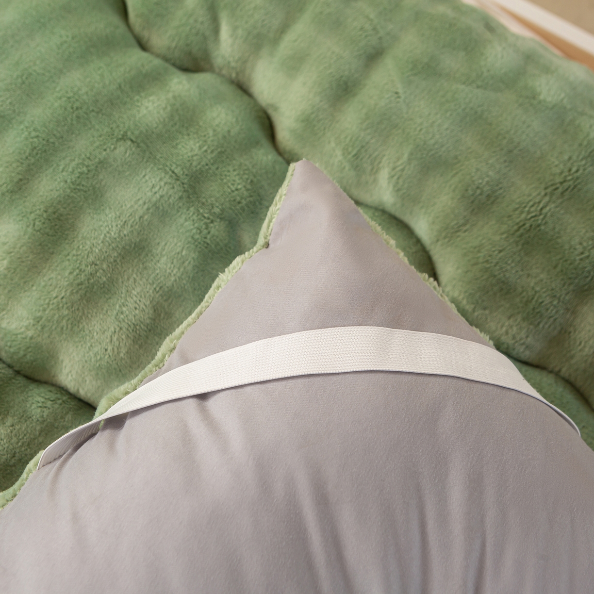 91家纺网 家纺一手货源 找家纺 蕾诺家纺 2026新款高克重牛奶兔毛绒学生通用保暖床垫 森绿