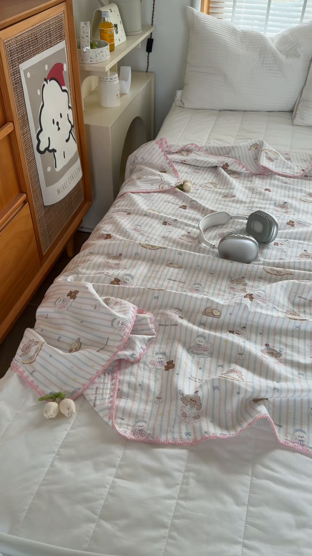 91家纺网 家纺一手货源 找家纺 潮邦创意家居 2026新A类全棉双层纱三角针四角郁金香吊坠盖毯—郁金纱语系列【含A类检测报告】 蛋糕狗