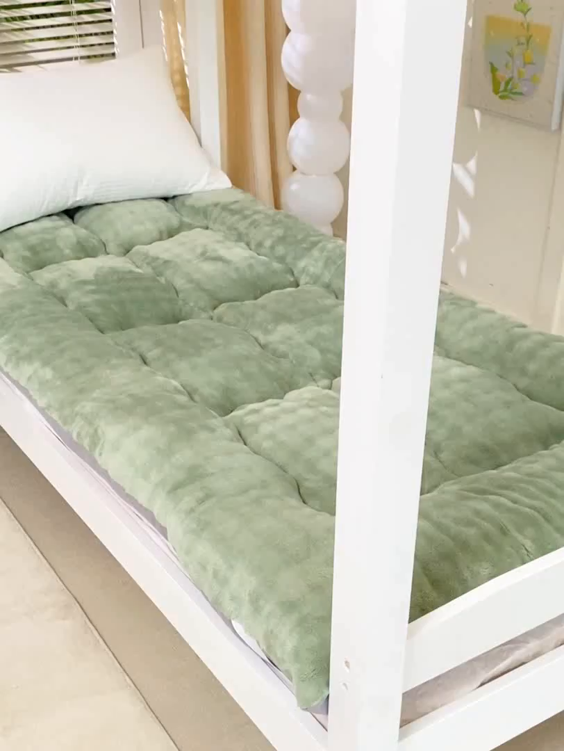 91家纺网 家纺一手货源 找家纺 蕾诺家纺 2026新款高克重牛奶兔毛绒学生通用保暖床垫 森绿