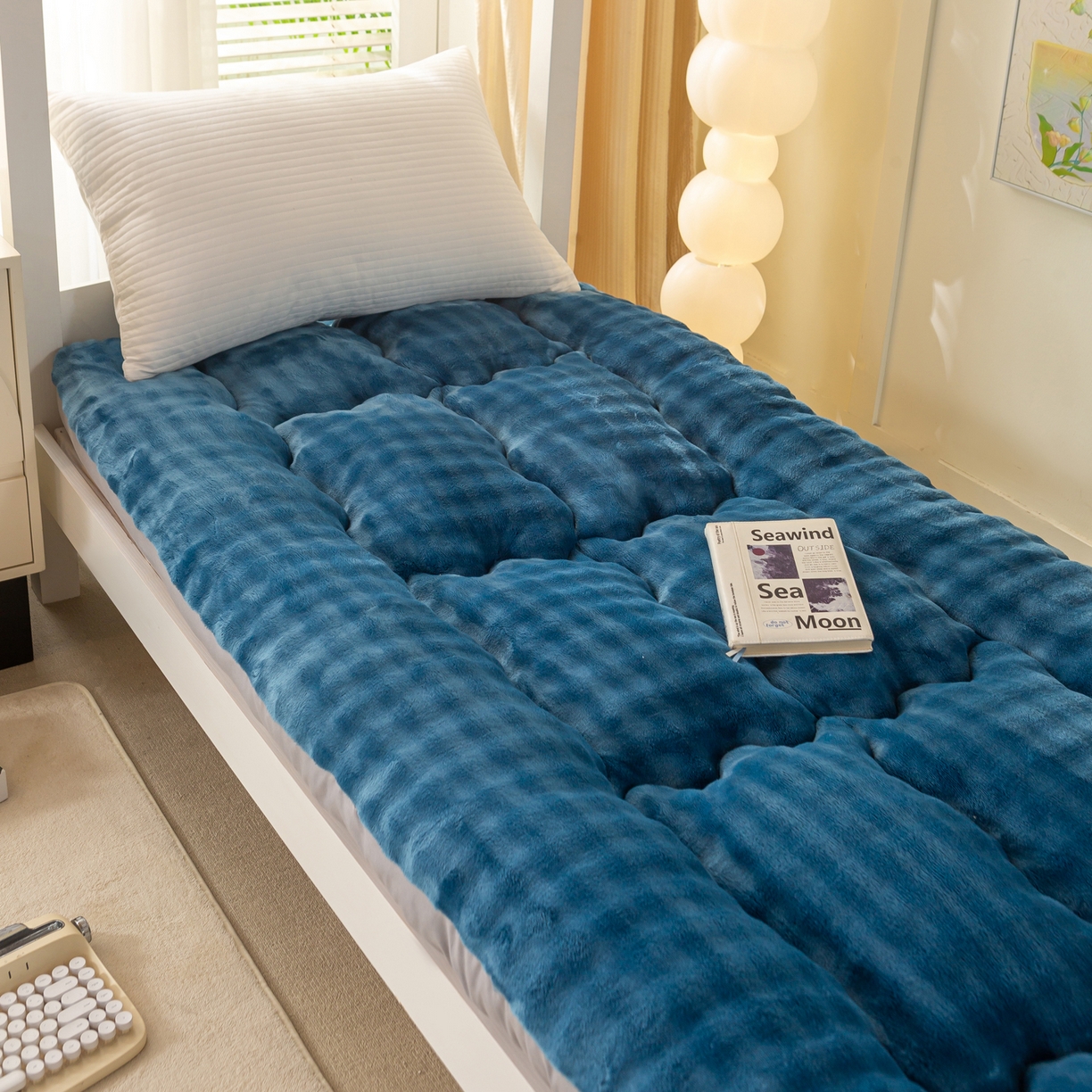 91家纺网 家纺一手货源 找家纺 蕾诺家纺 2026新款高克重牛奶兔毛绒学生通用保暖床垫 月光蓝