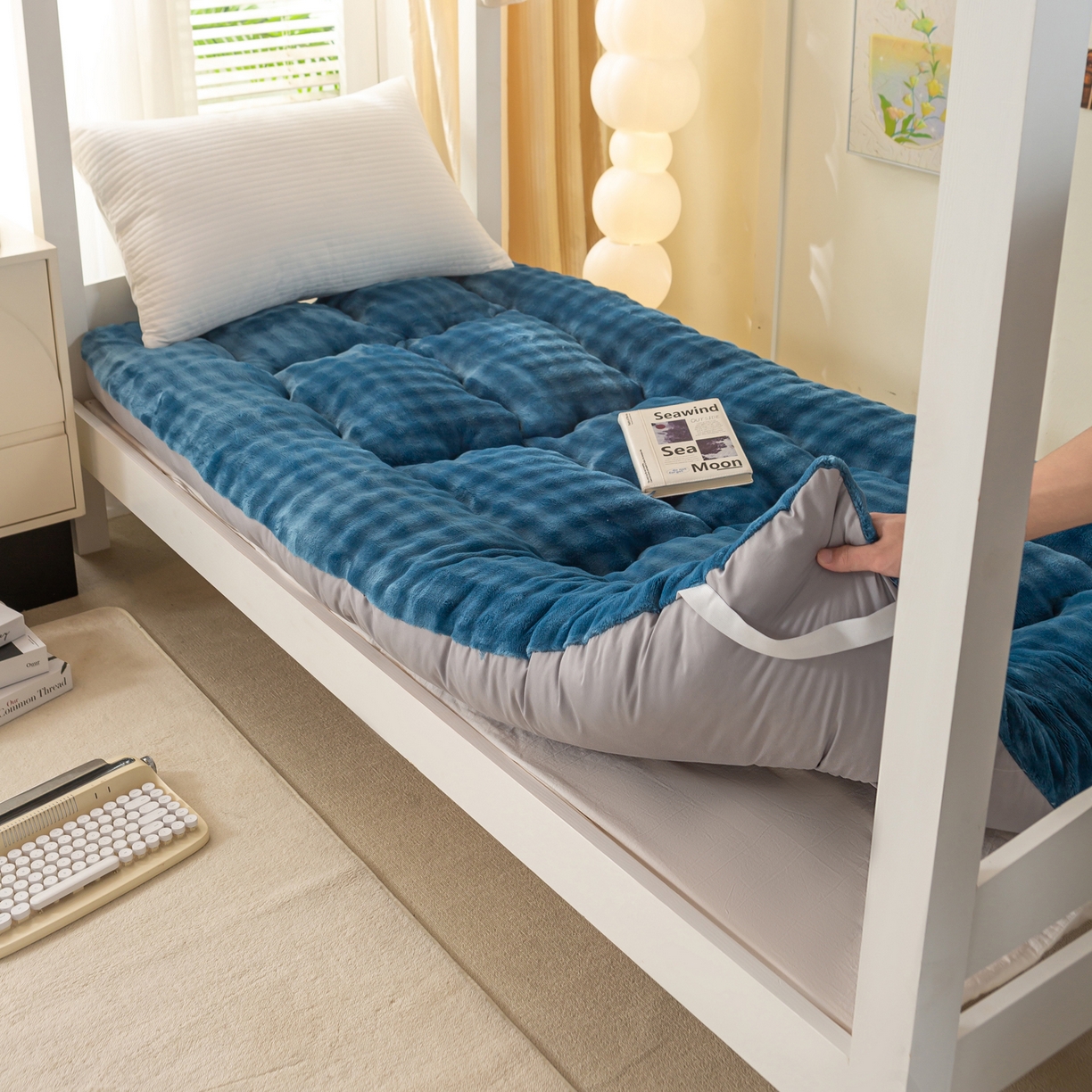 91家纺网 家纺一手货源 找家纺 蕾诺家纺 2026新款高克重牛奶兔毛绒学生通用保暖床垫 月光蓝