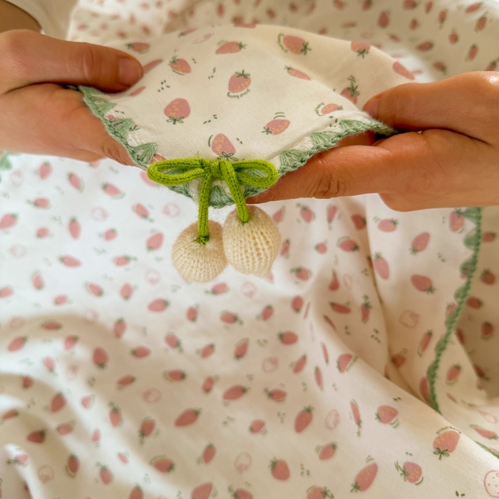 91家纺网 家纺一手货源 找家纺 潮邦创意家居 2026新A类全棉双层纱三角针四角郁金香吊坠盖毯—郁金纱语系列【含A类检测报告】 粉草莓