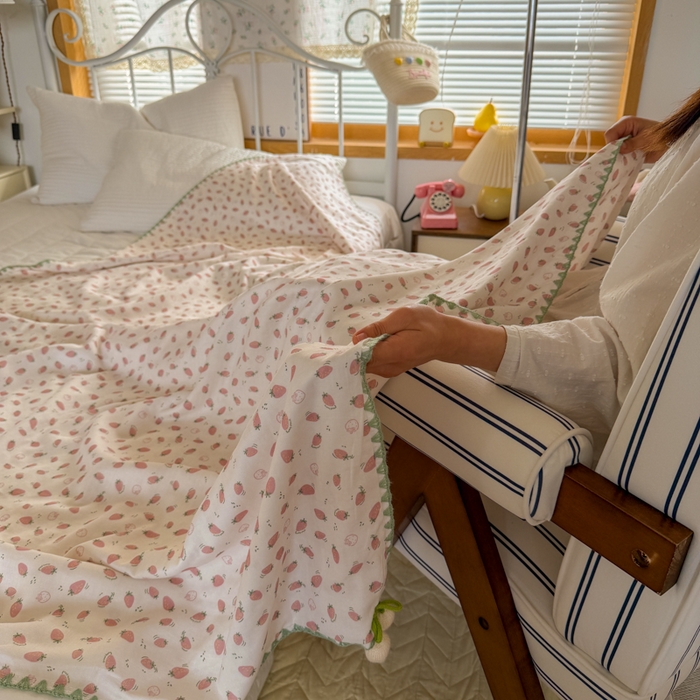 91家纺网 家纺一手货源 找家纺 潮邦创意家居 2026新A类全棉双层纱三角针四角郁金香吊坠盖毯—郁金纱语系列【含A类检测报告】 粉草莓