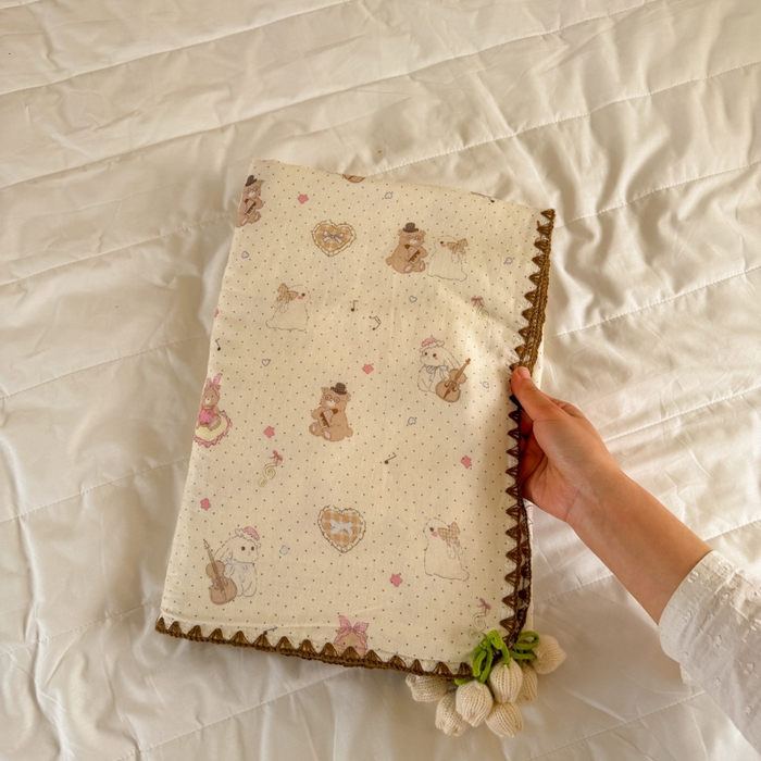 91家纺网 家纺一手货源 找家纺 潮邦创意家居 2026新A类全棉双层纱三角针四角郁金香吊坠盖毯—郁金纱语系列【含A类检测报告】 风琴小熊