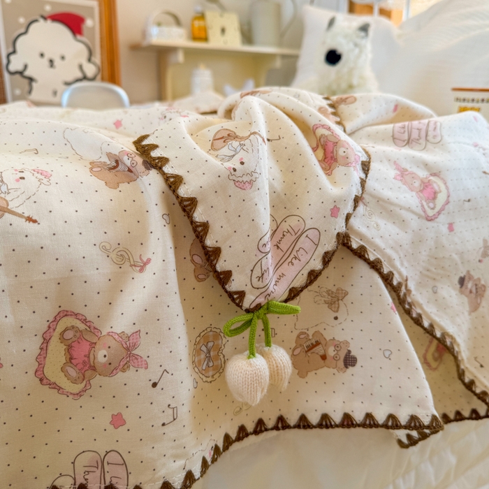 91家纺网 家纺一手货源 找家纺 潮邦创意家居 2026新A类全棉双层纱三角针四角郁金香吊坠盖毯—郁金纱语系列【含A类检测报告】 风琴小熊