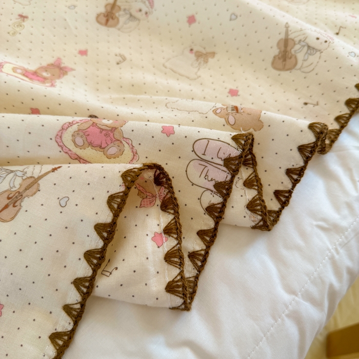 91家纺网 家纺一手货源 找家纺 潮邦创意家居 2026新A类全棉双层纱三角针四角郁金香吊坠盖毯—郁金纱语系列【含A类检测报告】 风琴小熊