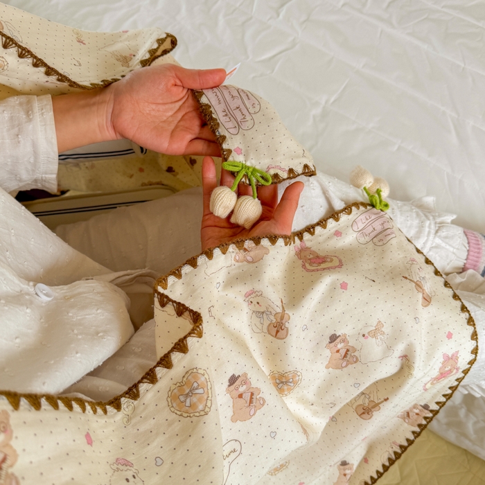 91家纺网 家纺一手货源 找家纺 潮邦创意家居 2026新A类全棉双层纱三角针四角郁金香吊坠盖毯—郁金纱语系列【含A类检测报告】 风琴小熊