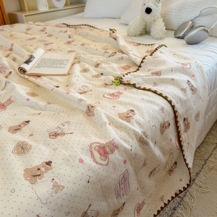 91家纺网 家纺一手货源 找家纺 潮邦创意家居 2026新A类全棉双层纱三角针四角郁金香吊坠盖毯—郁金纱语系列【含A类检测报告】 风琴小熊