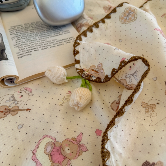 91家纺网 家纺一手货源 找家纺 潮邦创意家居 2026新A类全棉双层纱三角针四角郁金香吊坠盖毯—郁金纱语系列【含A类检测报告】 风琴小熊