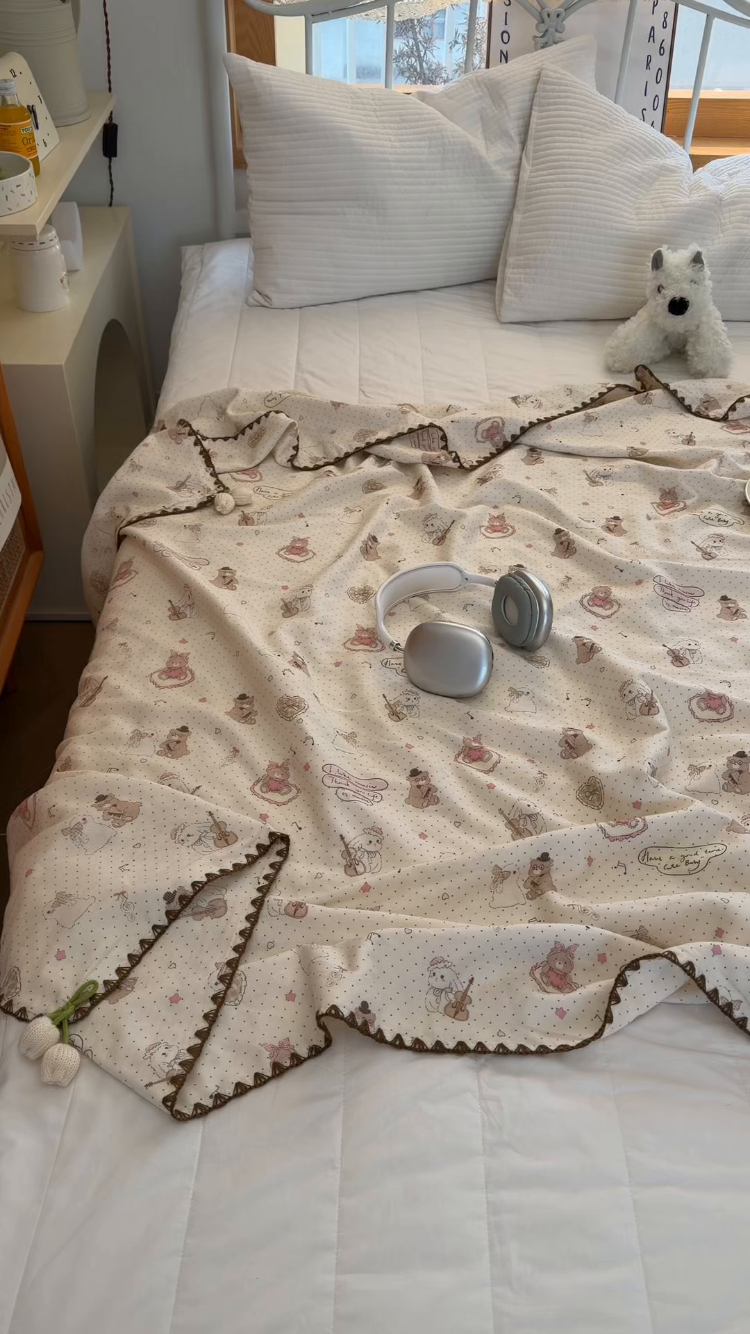 91家纺网 家纺一手货源 找家纺 潮邦创意家居 2026新A类全棉双层纱三角针四角郁金香吊坠盖毯—郁金纱语系列【含A类检测报告】 风琴小熊