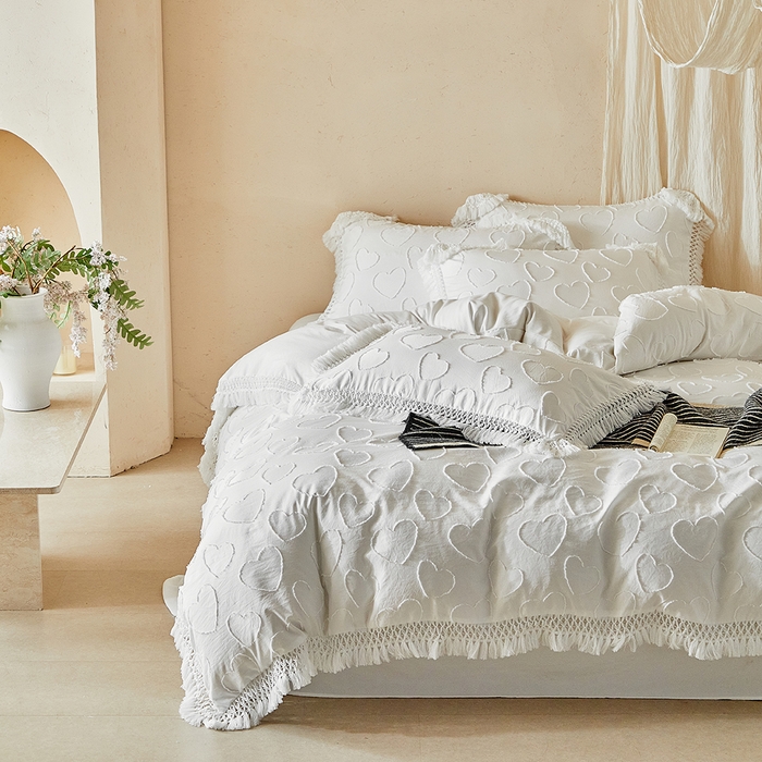 91家纺网 家纺一手货源 找家纺 缘生活 2026春夏新款民宿立体剪花蝴蝶结流苏四件套 剪花爱心流苏本白