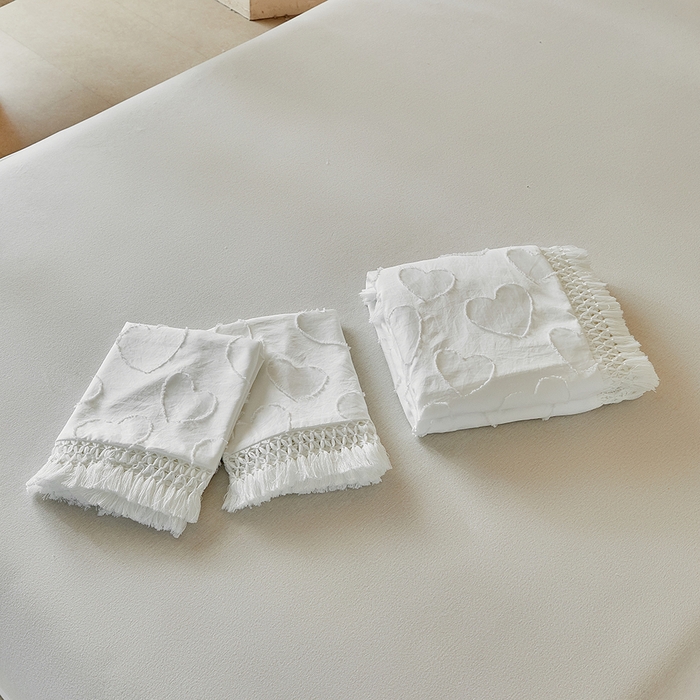 91家纺网 家纺一手货源 找家纺 缘生活 2026春夏新款民宿立体剪花蝴蝶结流苏四件套 剪花爱心流苏本白