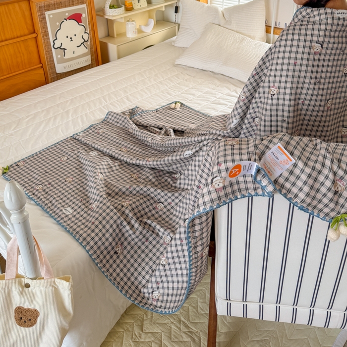 91家纺网 家纺一手货源 找家纺 潮邦创意家居 2026新A类全棉双层纱三角针四角郁金香吊坠盖毯—郁金纱语系列【含A类检测报告】 格纹小熊