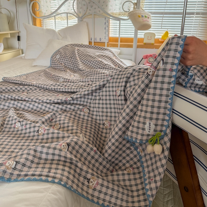 91家纺网 家纺一手货源 找家纺 潮邦创意家居 2026新A类全棉双层纱三角针四角郁金香吊坠盖毯—郁金纱语系列【含A类检测报告】 格纹小熊