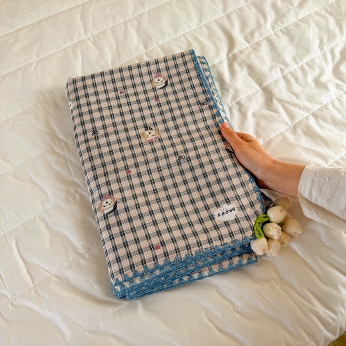 91家纺网 家纺一手货源 找家纺 潮邦创意家居 2026新A类全棉双层纱三角针四角郁金香吊坠盖毯—郁金纱语系列【含A类检测报告】 格纹小熊