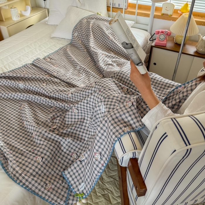 91家纺网 家纺一手货源 找家纺 潮邦创意家居 2026新A类全棉双层纱三角针四角郁金香吊坠盖毯—郁金纱语系列【含A类检测报告】 格纹小熊