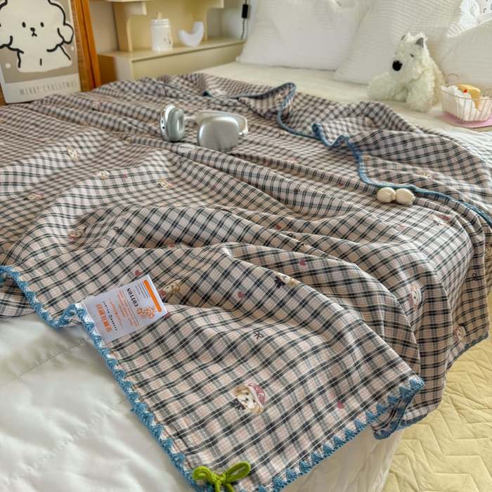 91家纺网 家纺一手货源 找家纺 潮邦创意家居 2026新A类全棉双层纱三角针四角郁金香吊坠盖毯—郁金纱语系列【含A类检测报告】 格纹小熊