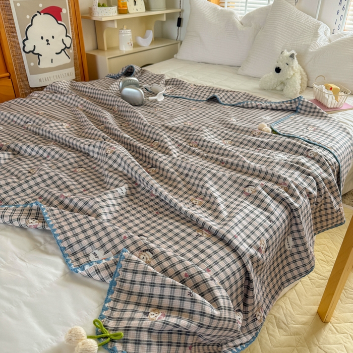 91家纺网 家纺一手货源 找家纺 潮邦创意家居 2026新A类全棉双层纱三角针四角郁金香吊坠盖毯—郁金纱语系列【含A类检测报告】 格纹小熊