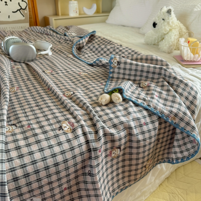 91家纺网 家纺一手货源 找家纺 潮邦创意家居 2026新A类全棉双层纱三角针四角郁金香吊坠盖毯—郁金纱语系列【含A类检测报告】 格纹小熊