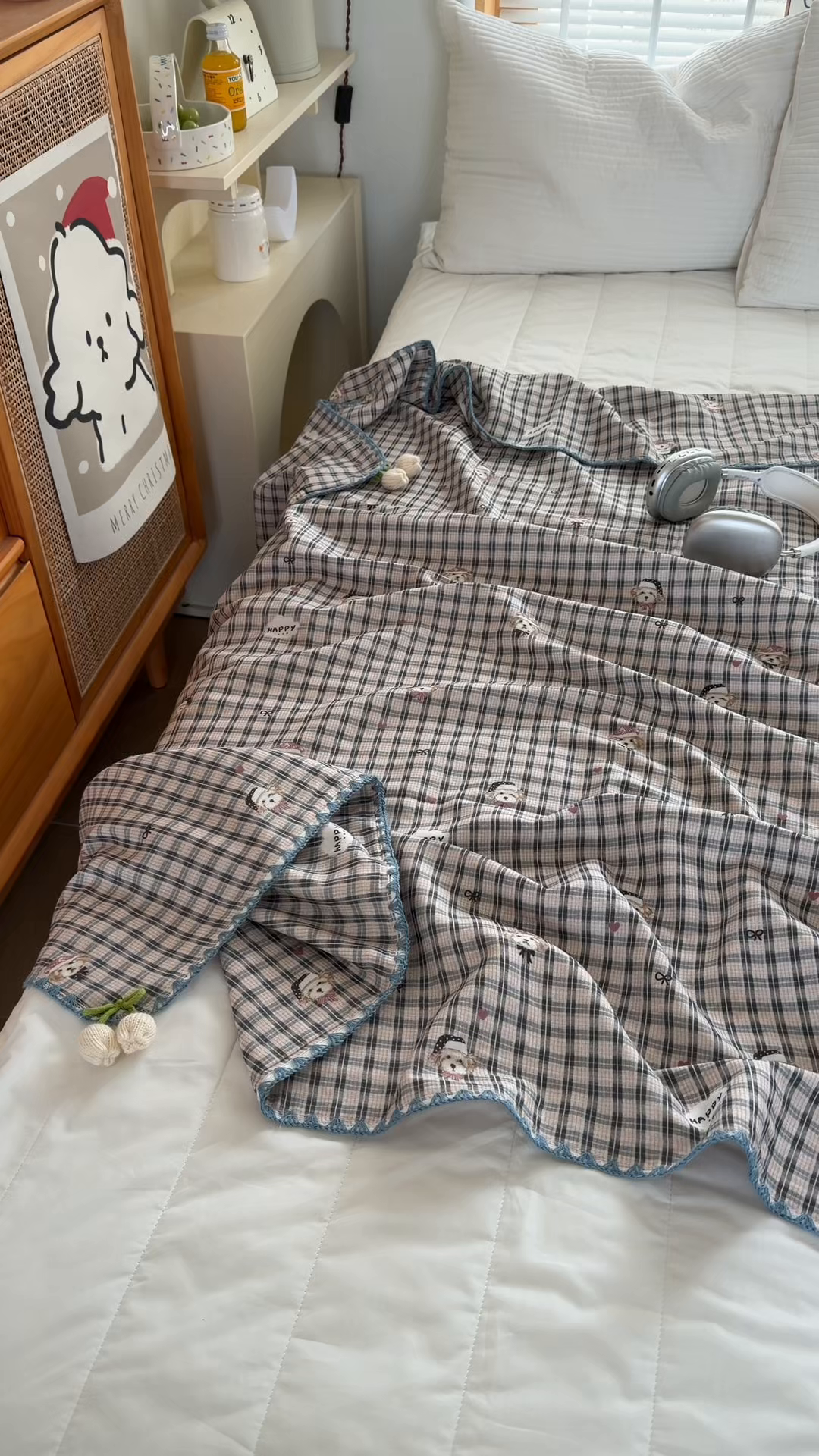 91家纺网 家纺一手货源 找家纺 潮邦创意家居 2026新A类全棉双层纱三角针四角郁金香吊坠盖毯—郁金纱语系列【含A类检测报告】 格纹小熊