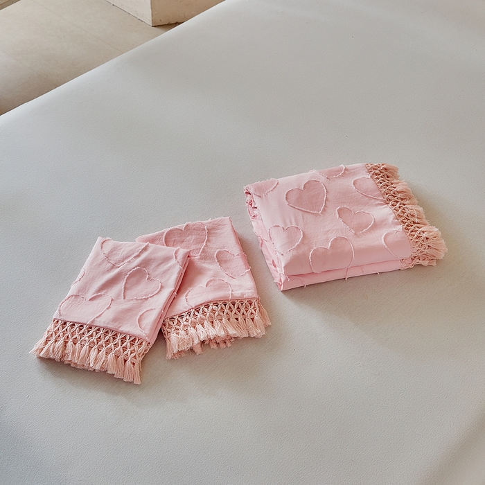 91家纺网 家纺一手货源 找家纺 缘生活 2026春夏新款民宿立体剪花蝴蝶结流苏四件套 剪花爱心流苏粉色