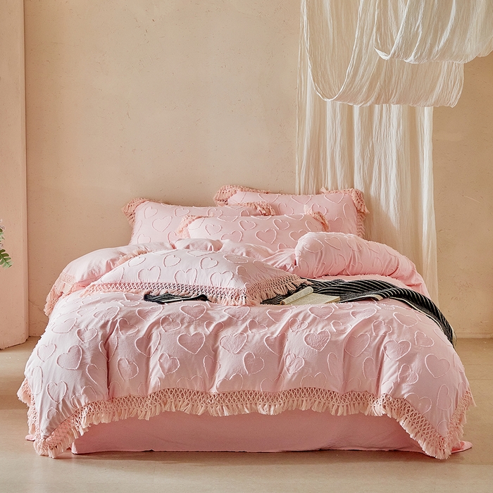 91家纺网 家纺一手货源 找家纺 缘生活 2026春夏新款民宿立体剪花蝴蝶结流苏四件套 剪花爱心流苏粉色