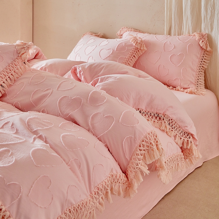 91家纺网 家纺一手货源 找家纺 缘生活 2026春夏新款民宿立体剪花蝴蝶结流苏四件套 剪花爱心流苏粉色