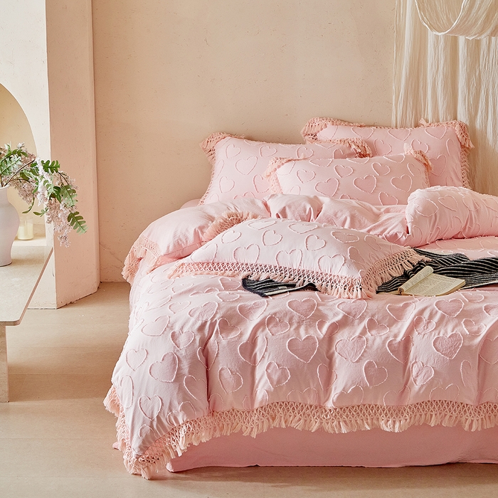 91家纺网 家纺一手货源 找家纺 缘生活 2026春夏新款民宿立体剪花蝴蝶结流苏四件套 剪花爱心流苏粉色